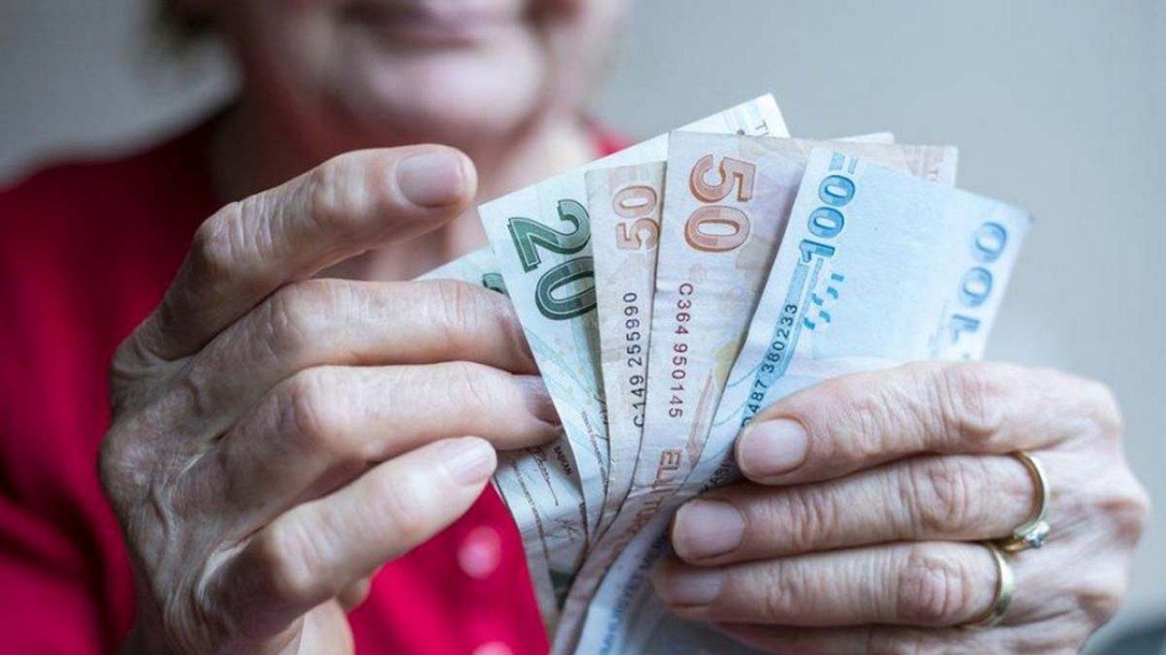 Emekliler kamu bankalarına gitsin! Emeklilere 50 bin liraya varan ödeme geliyor!