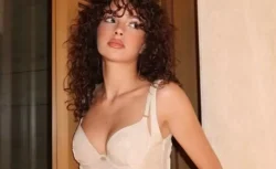 Su Burcu Yazgı Coşkun son pozlarıyla olay oldu! Süper minisiyle poz verdi